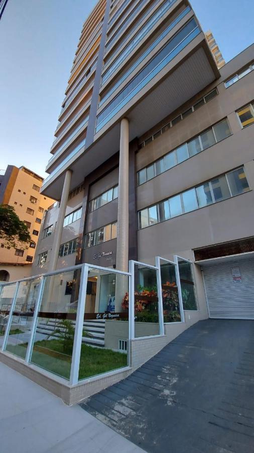 Praia do Morro: Beachfront Apartment with Pool and Wi-Fi Guarapari Exterior photo