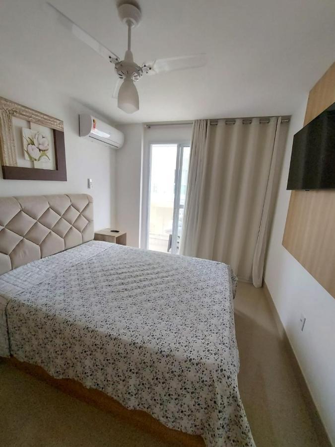 Praia do Morro: Beachfront Apartment with Pool and Wi-Fi Guarapari Room photo