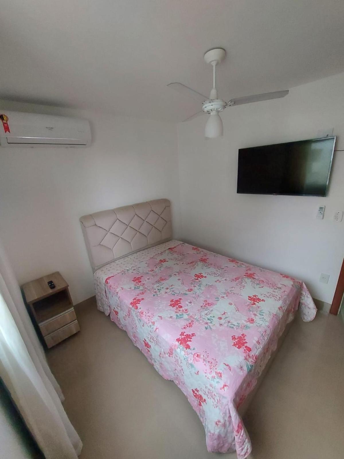 Praia do Morro: Beachfront Apartment with Pool and Wi-Fi Guarapari Room photo