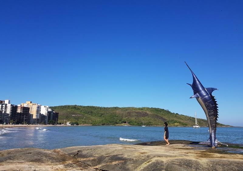 Praia do Morro: Beachfront Apartment with Pool and Wi-Fi Guarapari Exterior photo